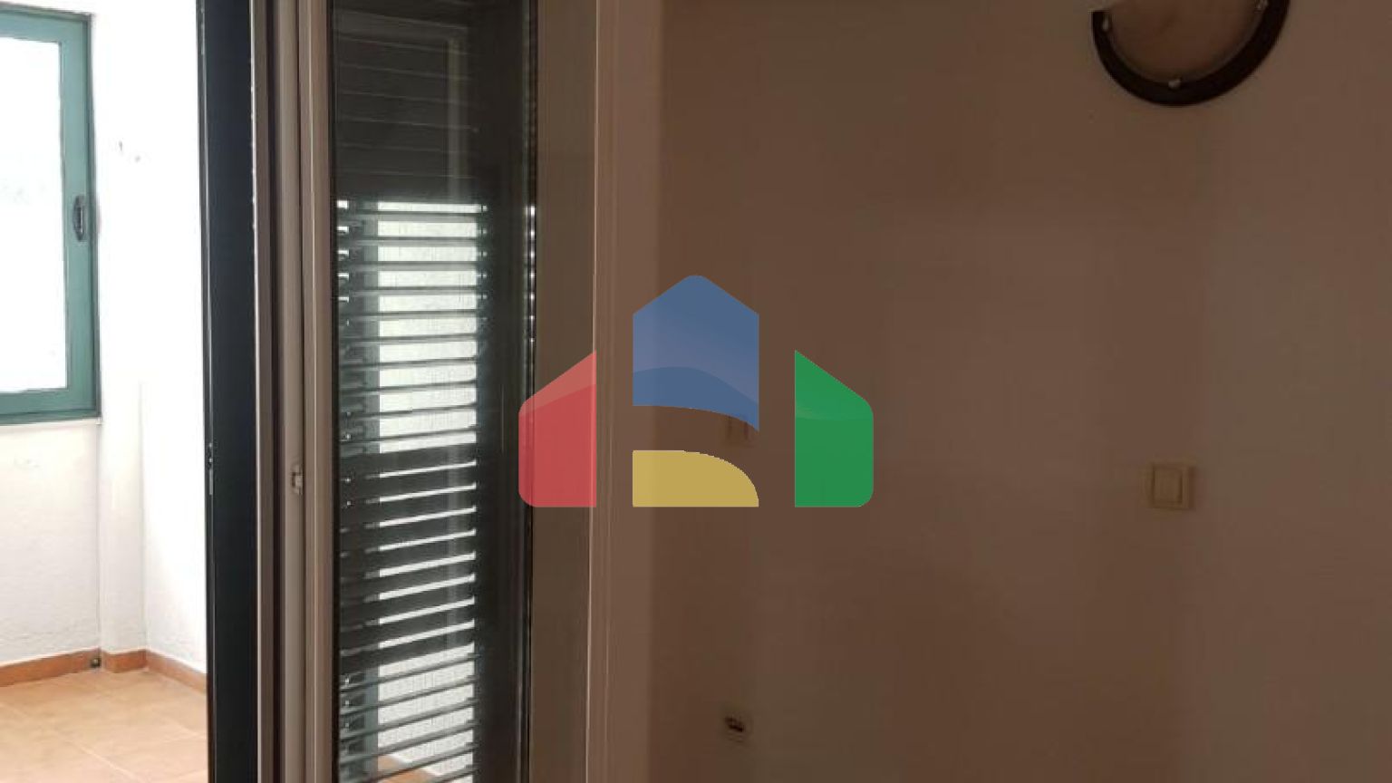 Предлагается к продаже квартира с одной спальней в г. Петровац.