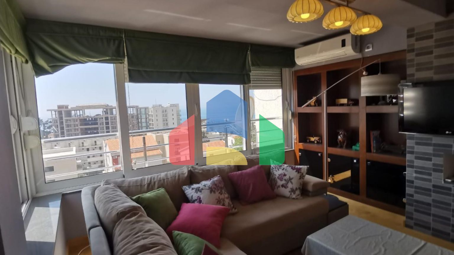 Предлагается к продаже квартира с видом на море в Петроваце.