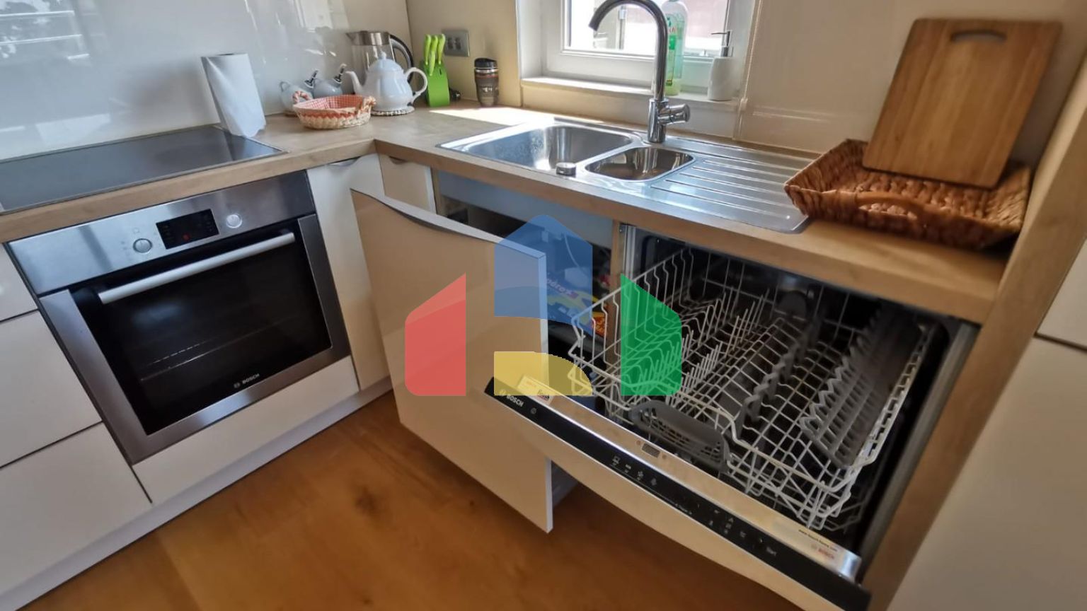 Предлагается к продаже квартира с видом на море в Петроваце.