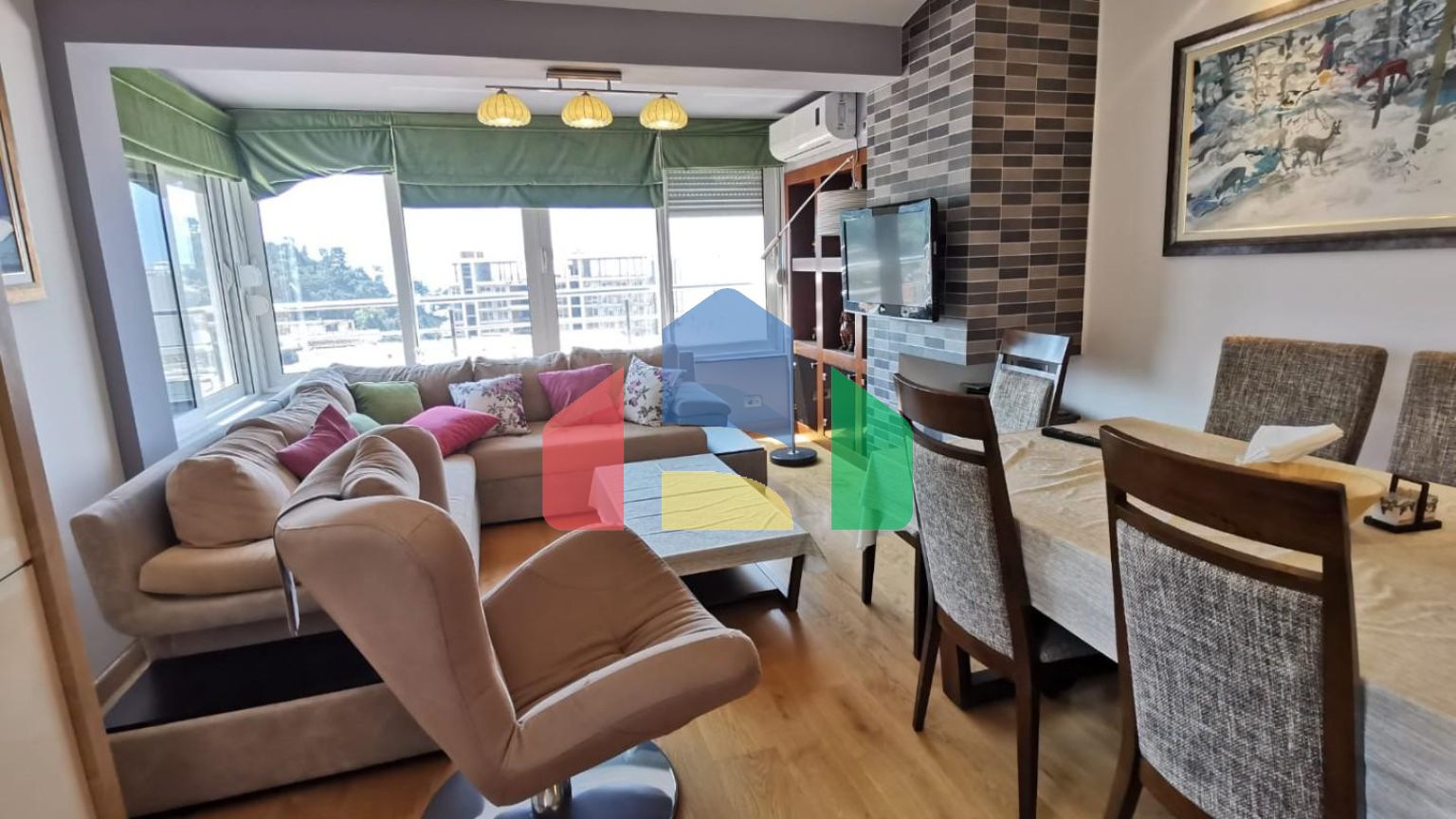 Предлагается к продаже квартира с видом на море в Петроваце.