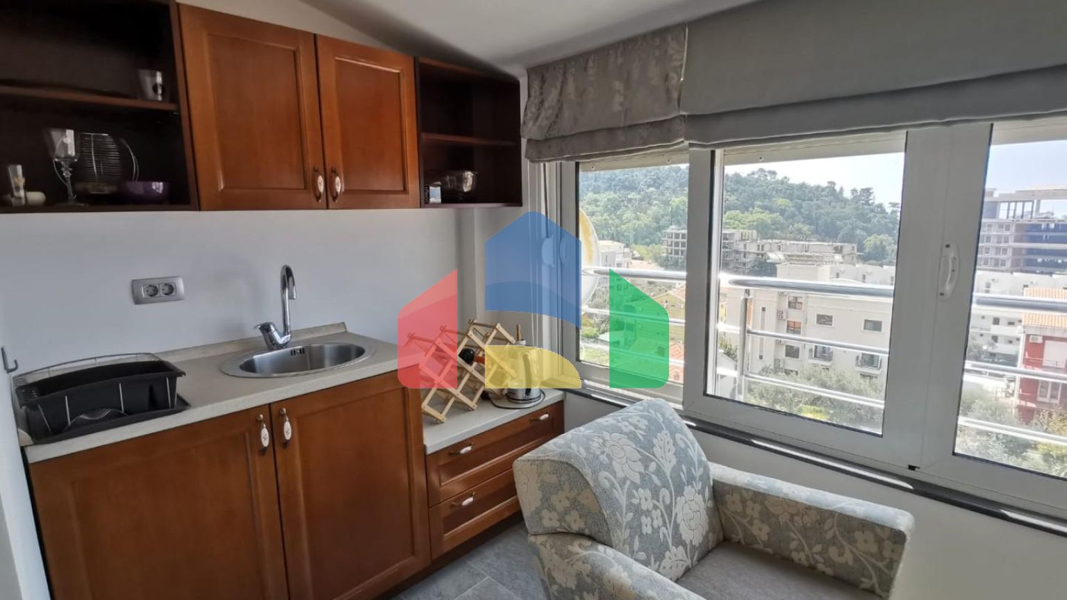 Предлагается к продаже квартира с видом на море в Петроваце.