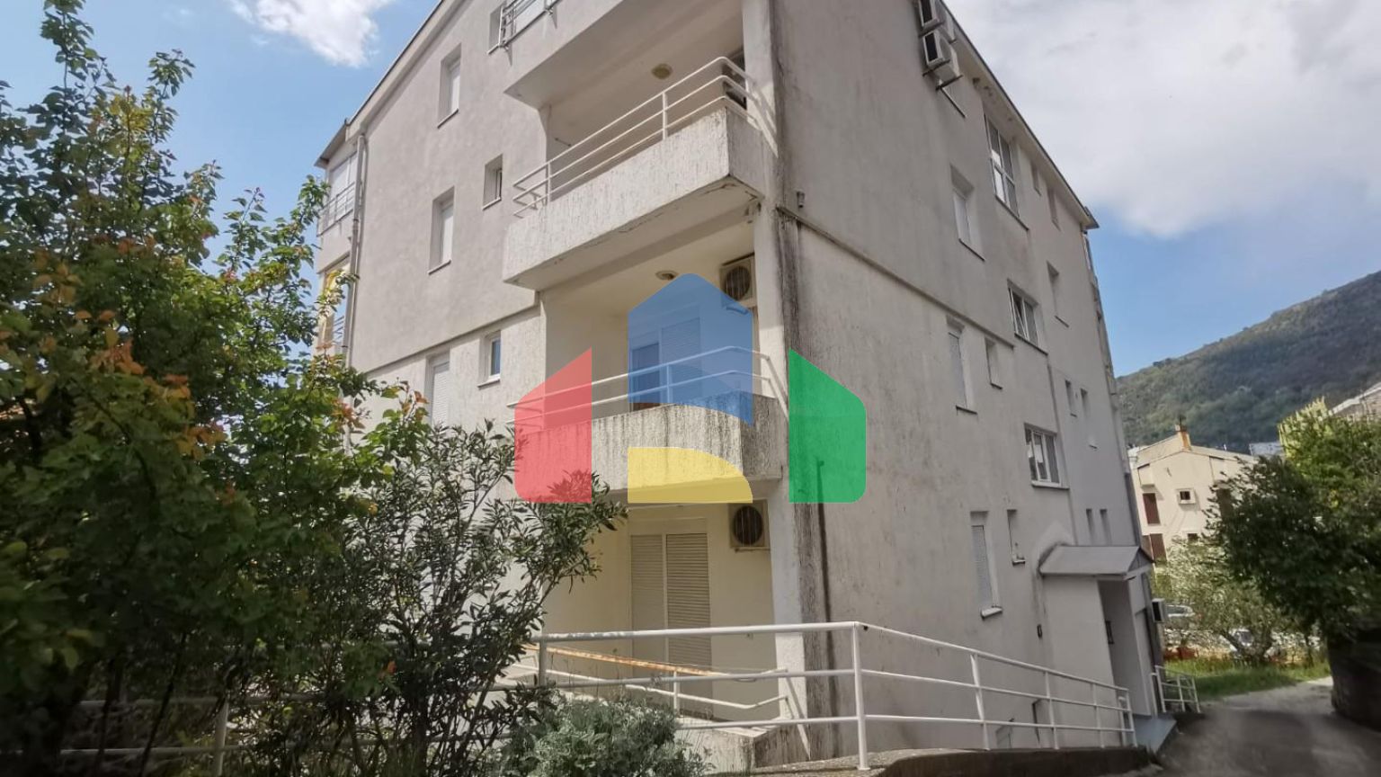 Предлагается к продаже квартира с видом на море в Петроваце.