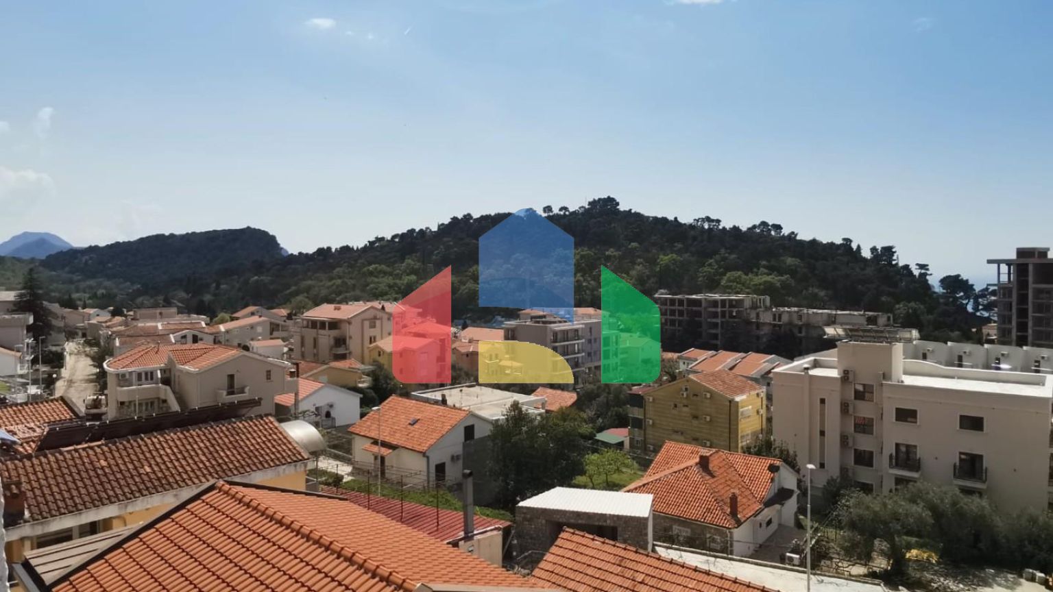 Предлагается к продаже квартира с видом на море в Петроваце.