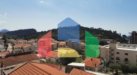 Предлагается к продаже квартира с видом на море в Петроваце.