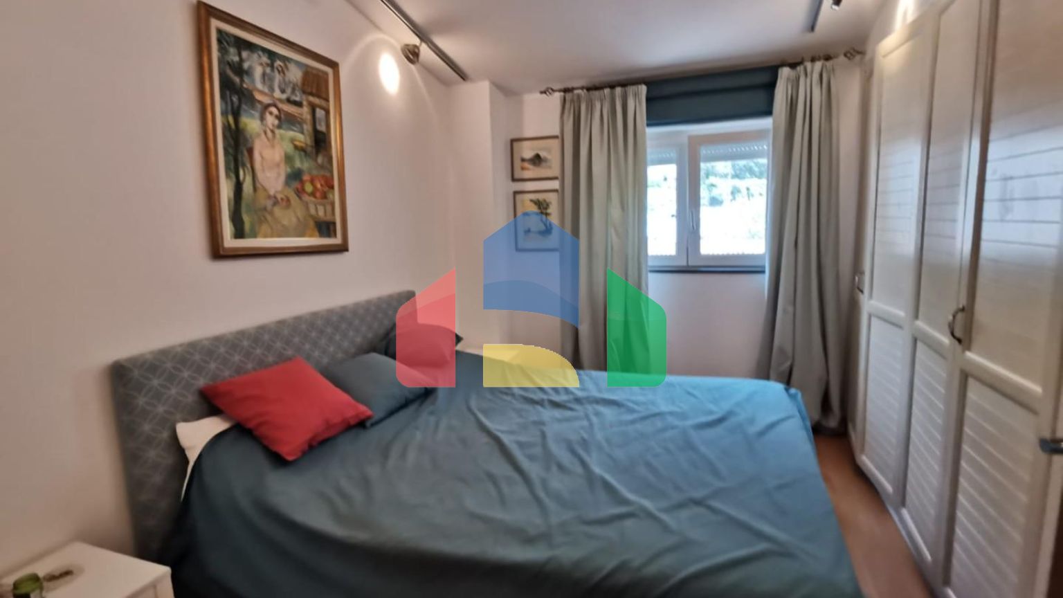 Предлагается к продаже квартира с видом на море в Петроваце.