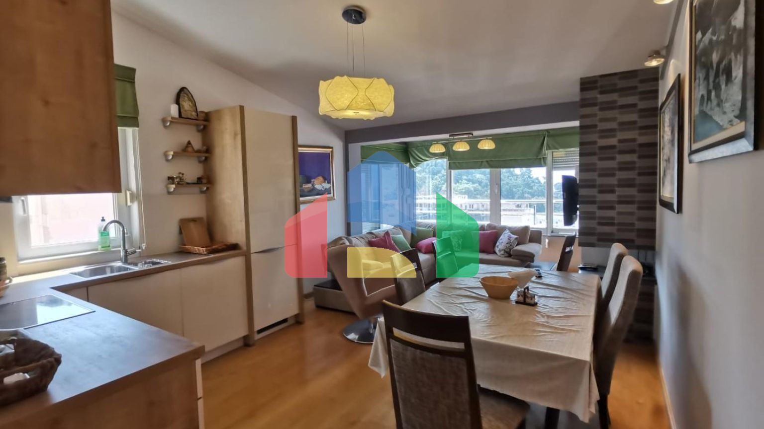 Предлагается к продаже квартира с видом на море в Петроваце.