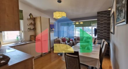 Предлагается к продаже квартира с видом на море в Петроваце.