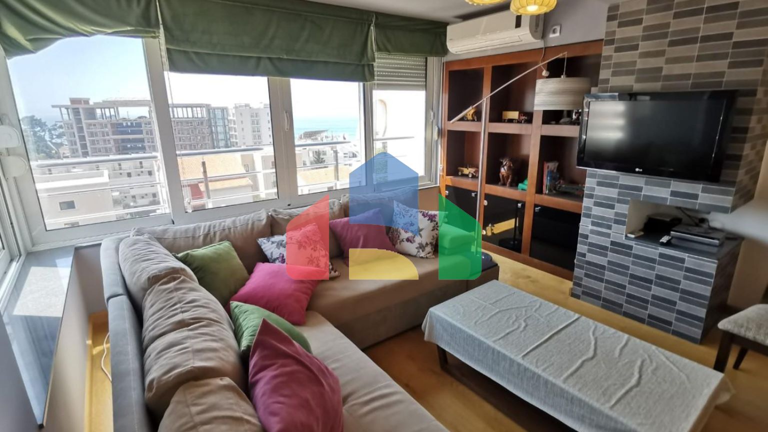 Предлагается к продаже квартира с видом на море в Петроваце.