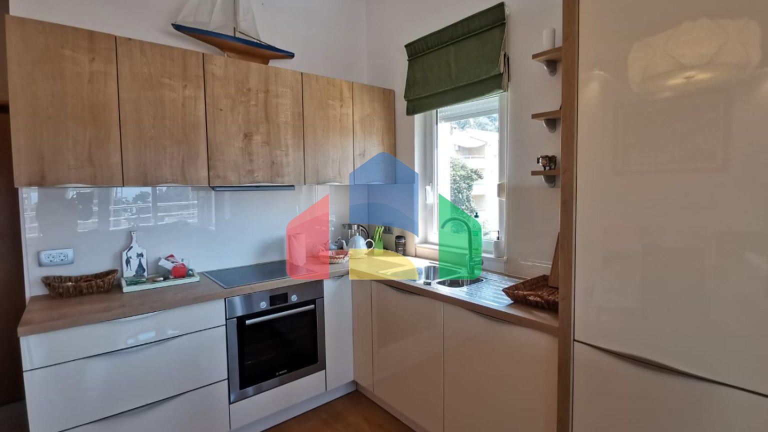 Предлагается к продаже квартира с видом на море в Петроваце.