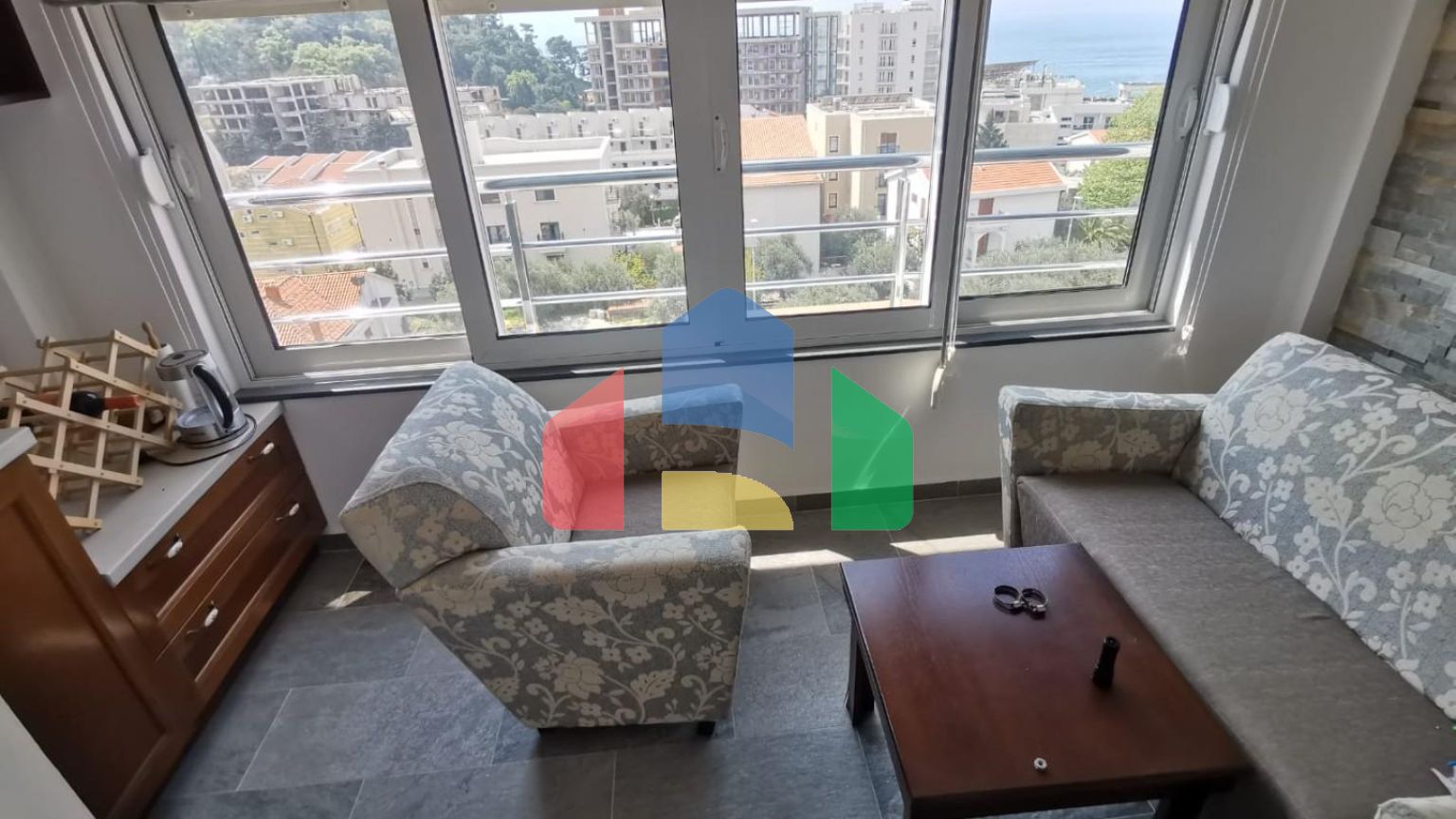 Предлагается к продаже квартира с видом на море в Петроваце.