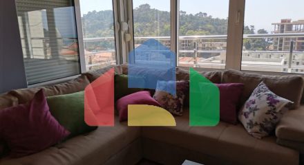 Предлагается к продаже квартира с видом на море в Петроваце.