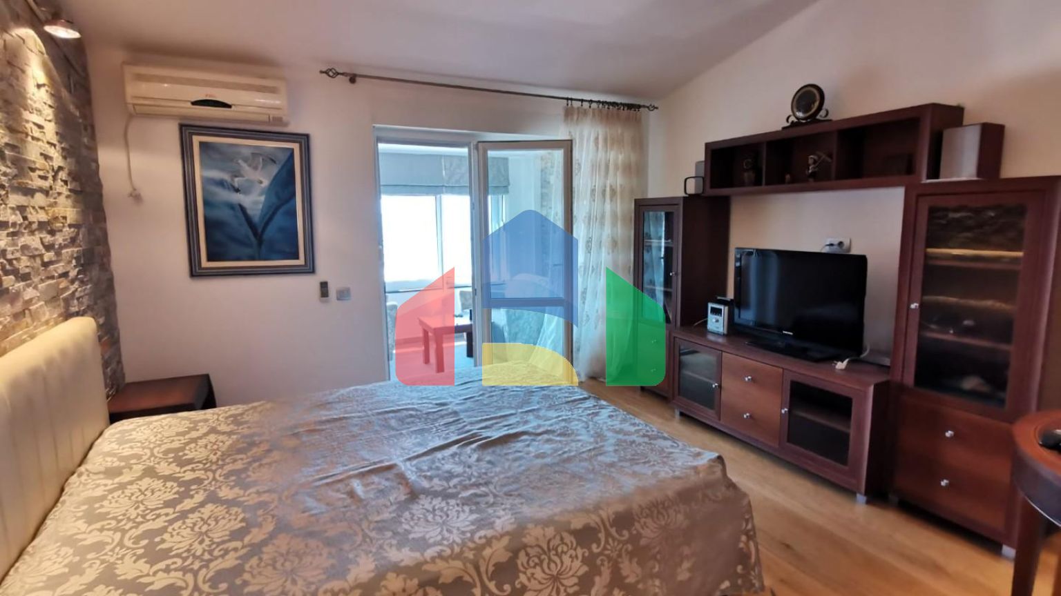 Предлагается к продаже квартира с видом на море в Петроваце.