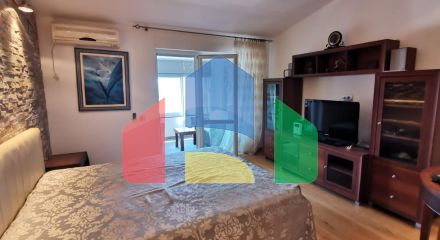 Предлагается к продаже квартира с видом на море в Петроваце.