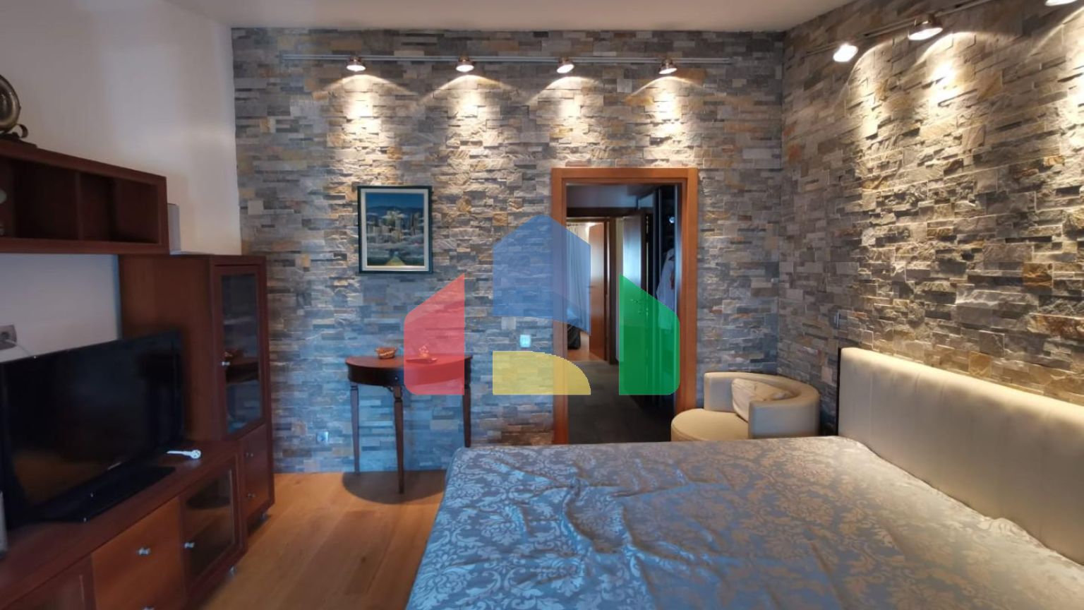 Предлагается к продаже квартира с видом на море в Петроваце.