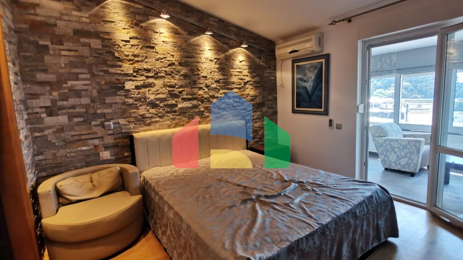 Предлагается к продаже квартира с видом на море в Петроваце.