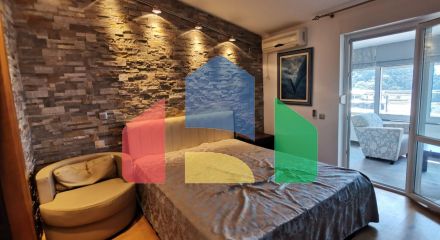 Предлагается к продаже квартира с видом на море в Петроваце.