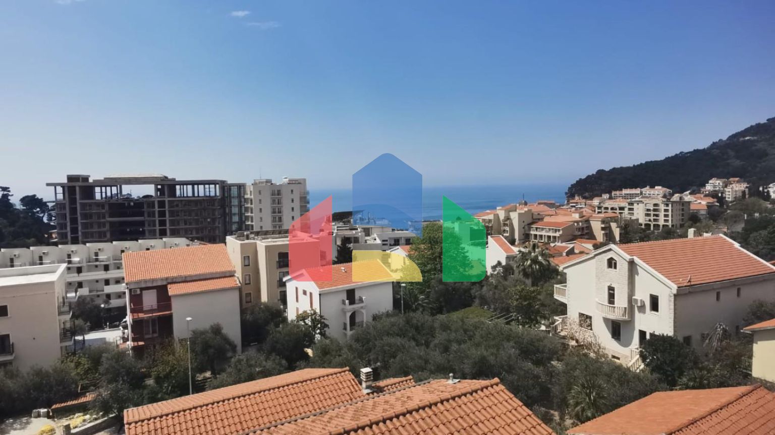 Предлагается к продаже квартира с видом на море в Петроваце.