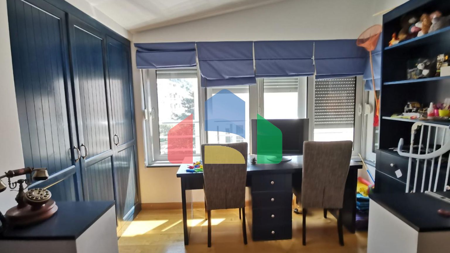 Предлагается к продаже квартира с видом на море в Петроваце.