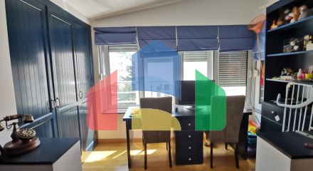 Предлагается к продаже квартира с видом на море в Петроваце.