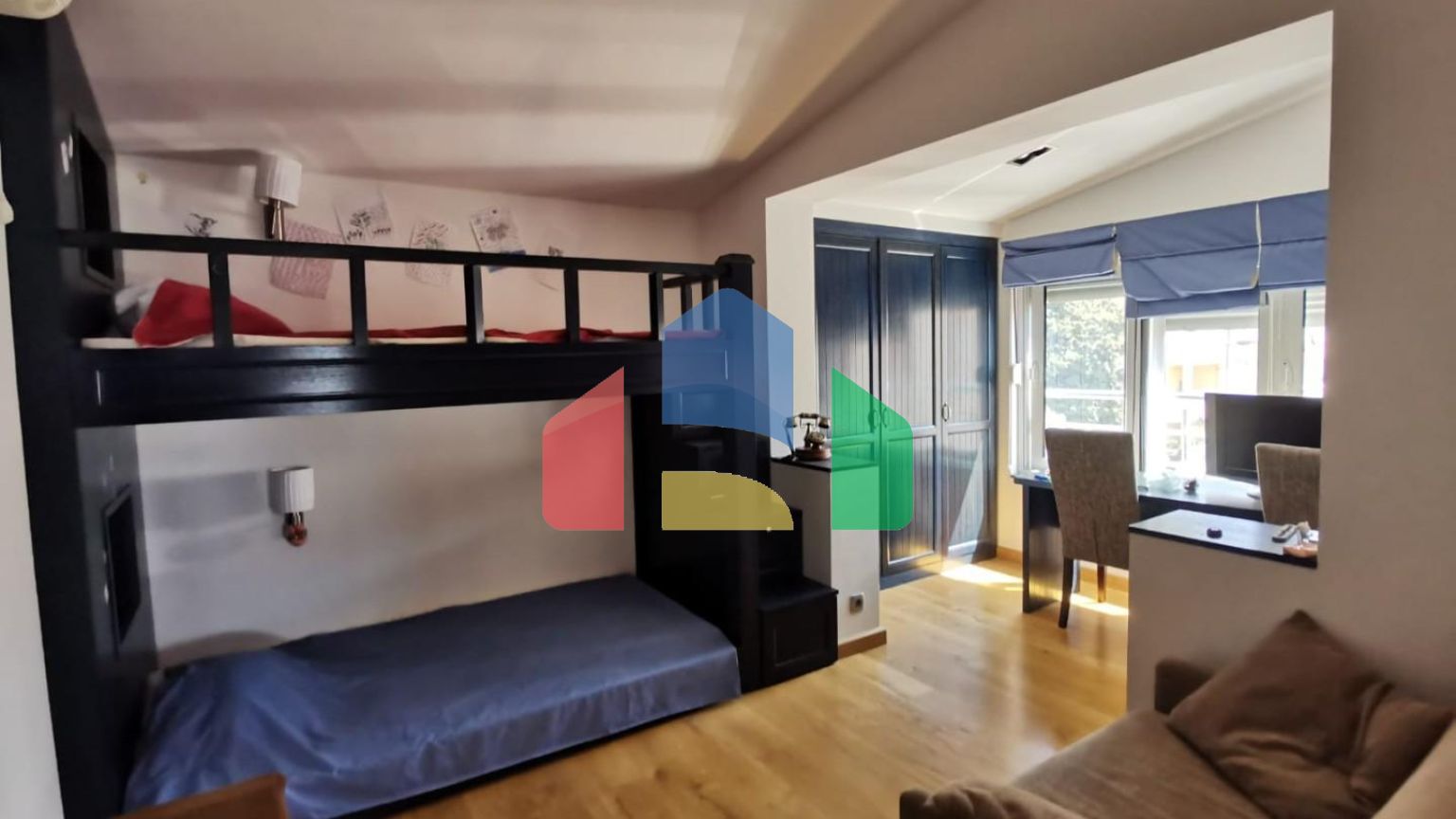 Предлагается к продаже квартира с видом на море в Петроваце.