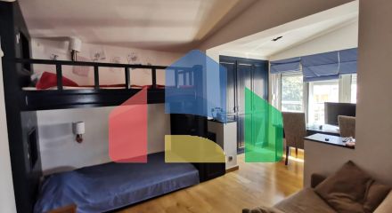 Предлагается к продаже квартира с видом на море в Петроваце.