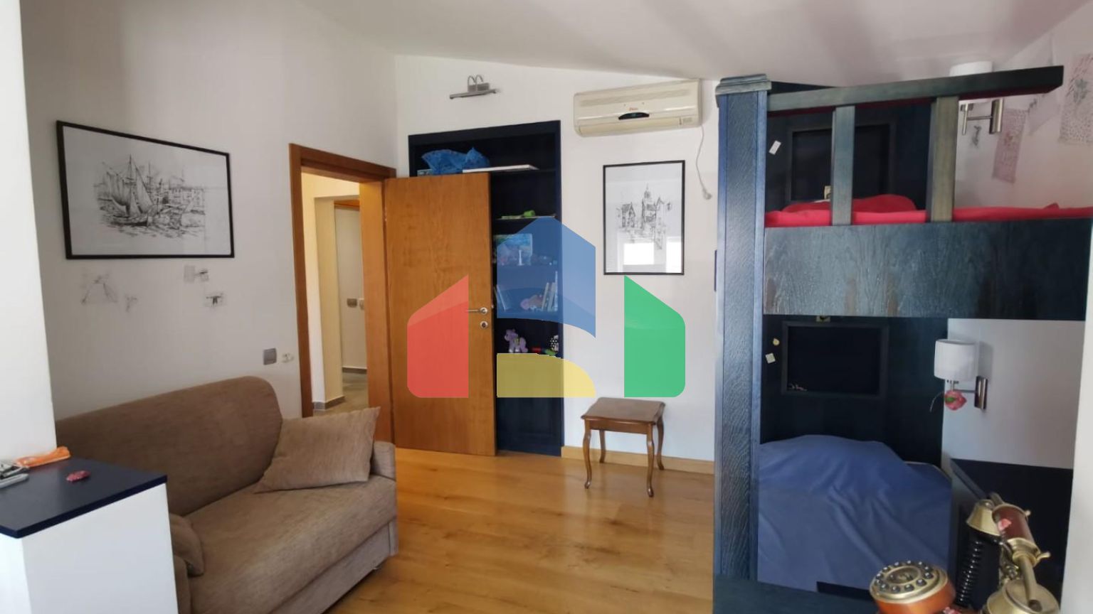 Предлагается к продаже квартира с видом на море в Петроваце.