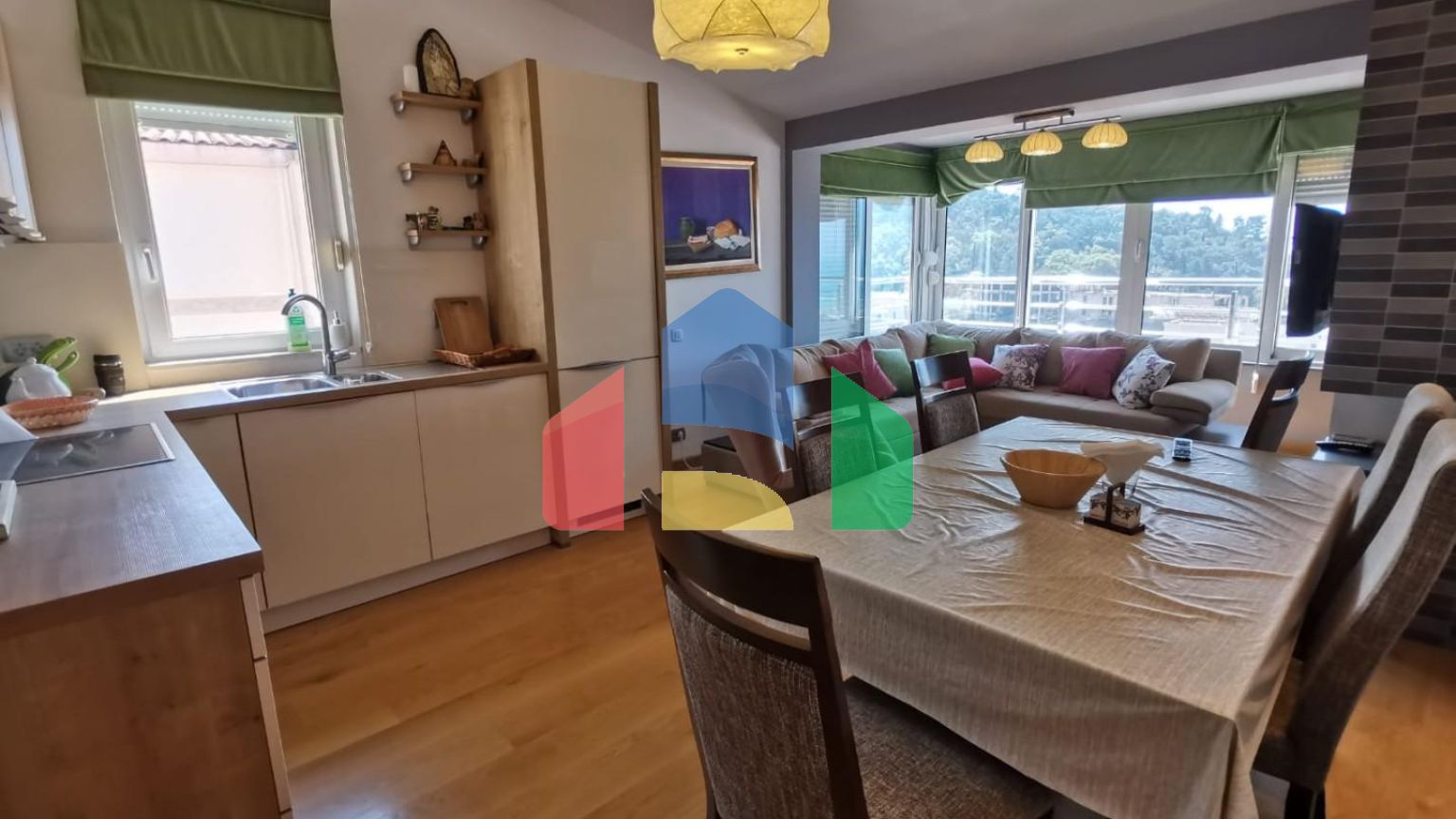 Предлагается к продаже квартира с видом на море в Петроваце.