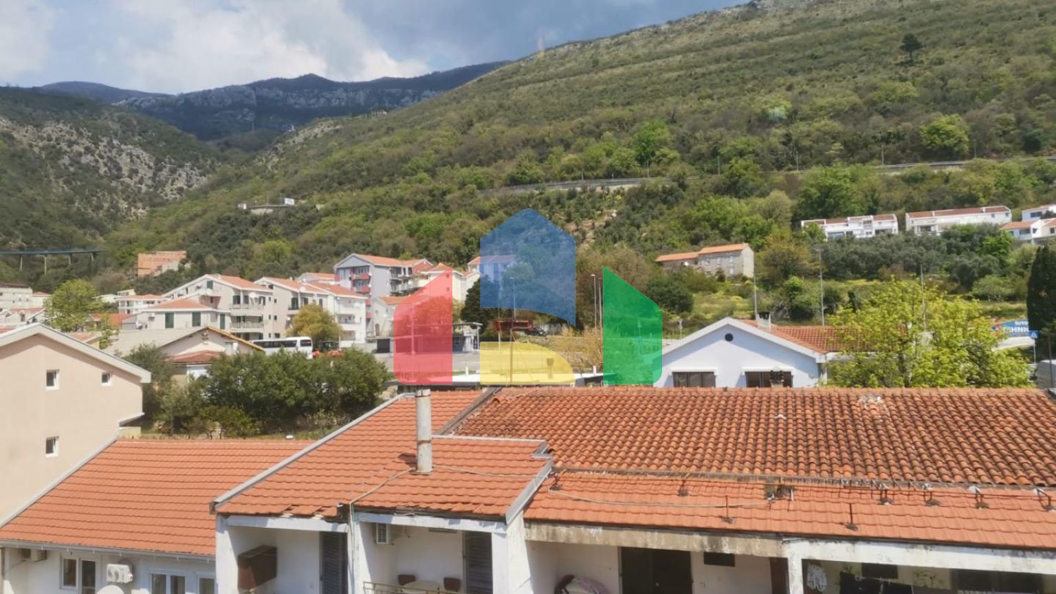 Предлагается к продаже квартира с видом на море в Петроваце.