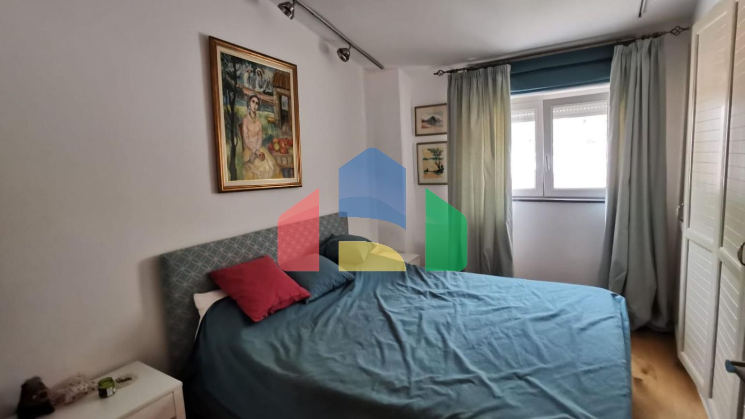 Предлагается к продаже квартира с видом на море в Петроваце.