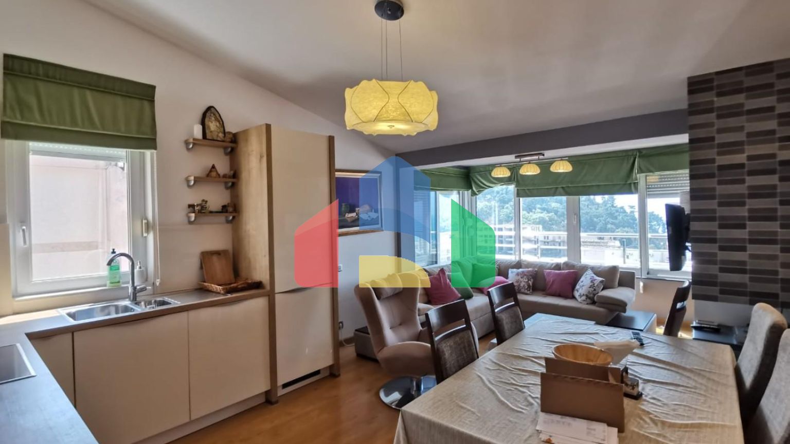 Предлагается к продаже квартира с видом на море в Петроваце.