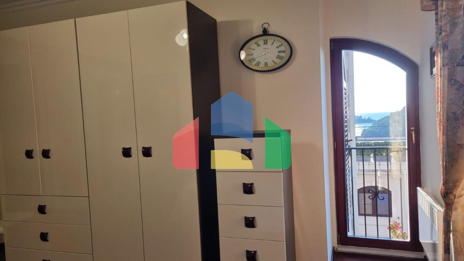 Видовая квартира с 2 спальнями с гаражом в Петроваце