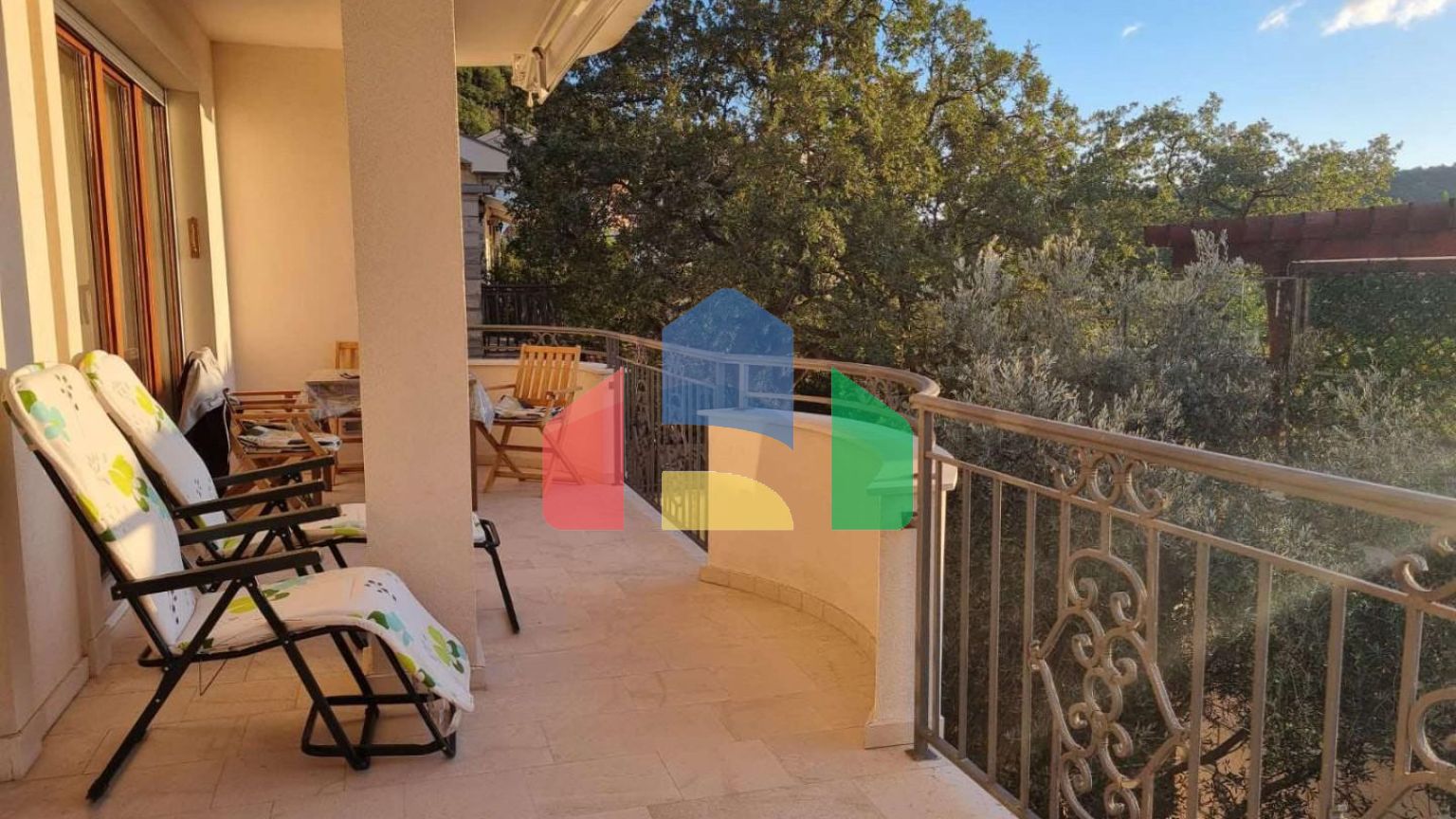 Видовая квартира с 2 спальнями с гаражом в Петроваце