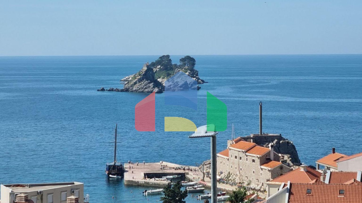 Продается видовая квартира в Петроваце!