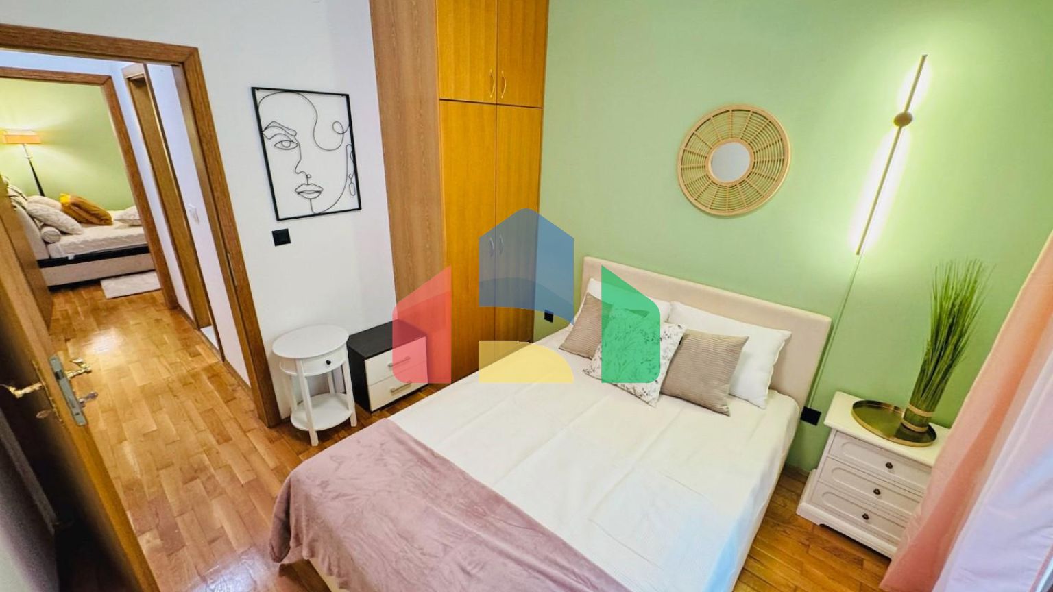 Бoльшая квapтиpa c видoм на море в Петроваце