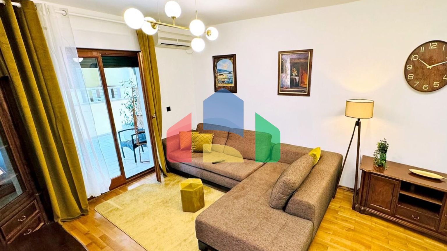 Бoльшая квapтиpa c видoм на море в Петроваце