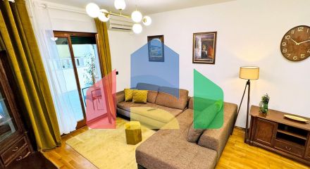 Бoльшая квapтиpa c видoм на море в Петроваце