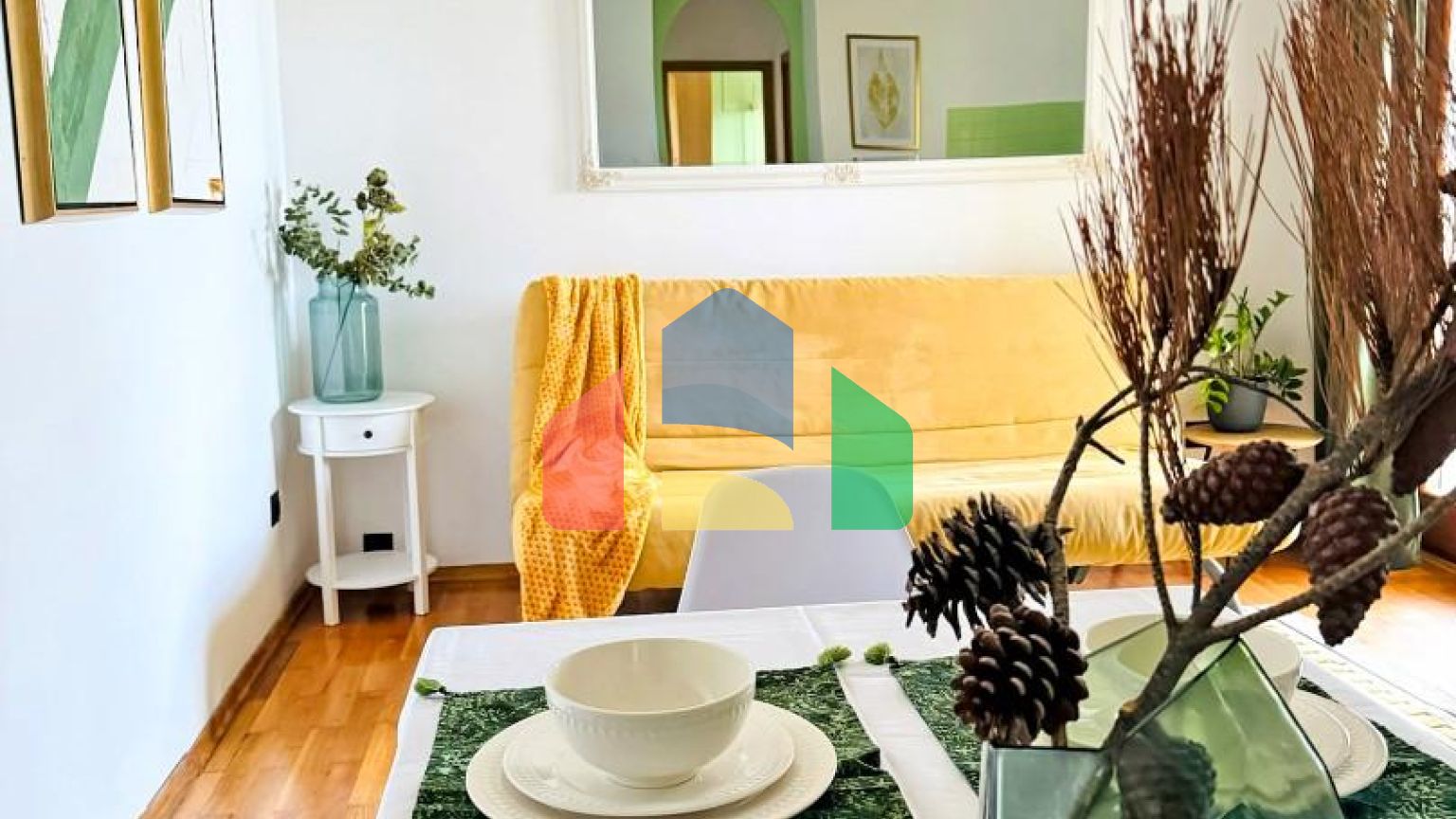 Бoльшая квapтиpa c видoм на море в Петроваце