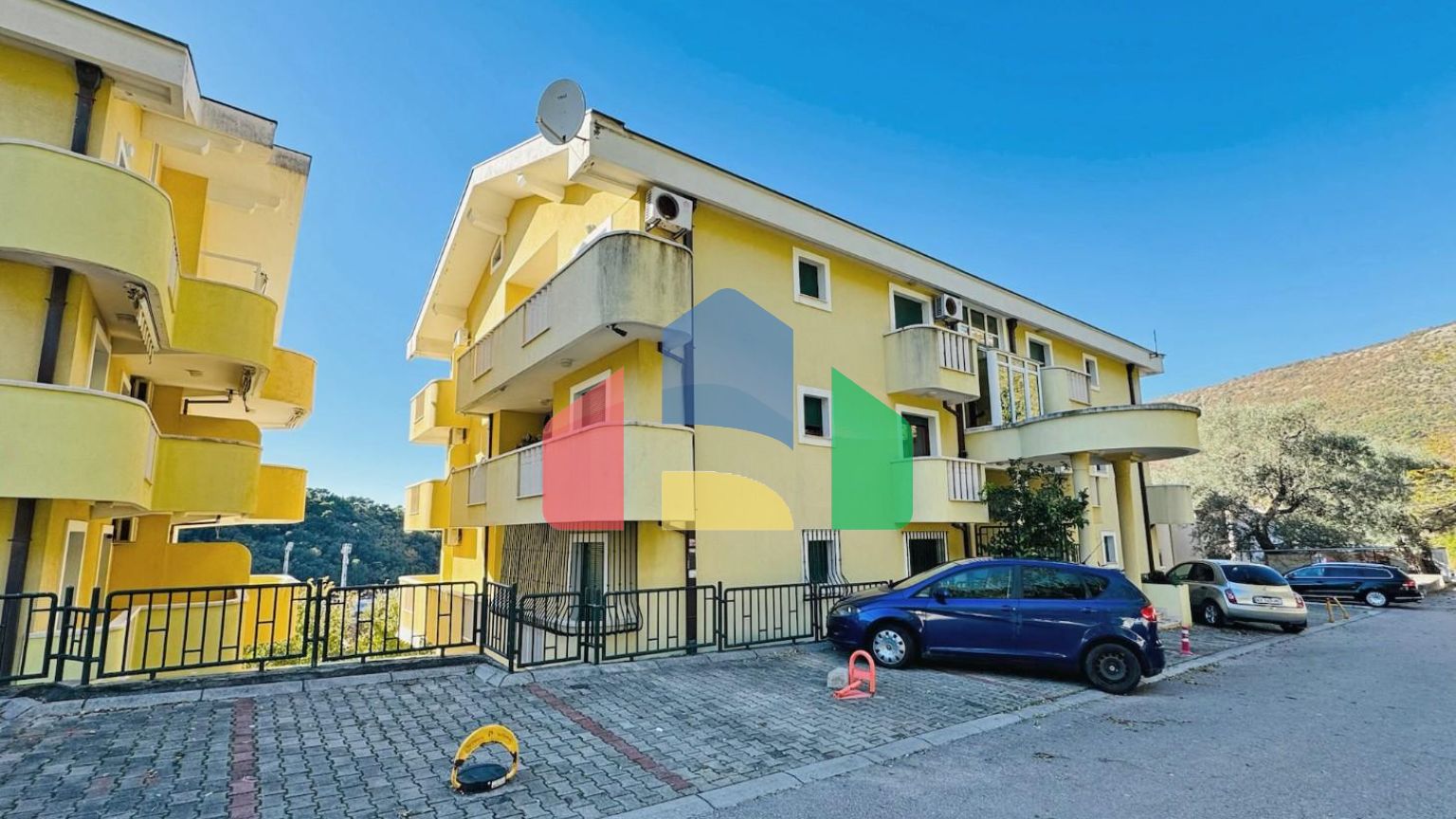 Бoльшая квapтиpa c видoм на море в Петроваце