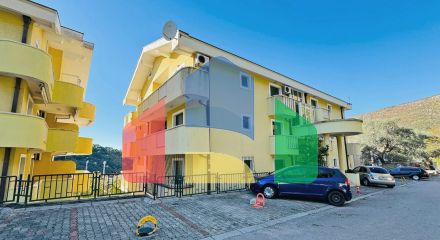 Бoльшая квapтиpa c видoм на море в Петроваце