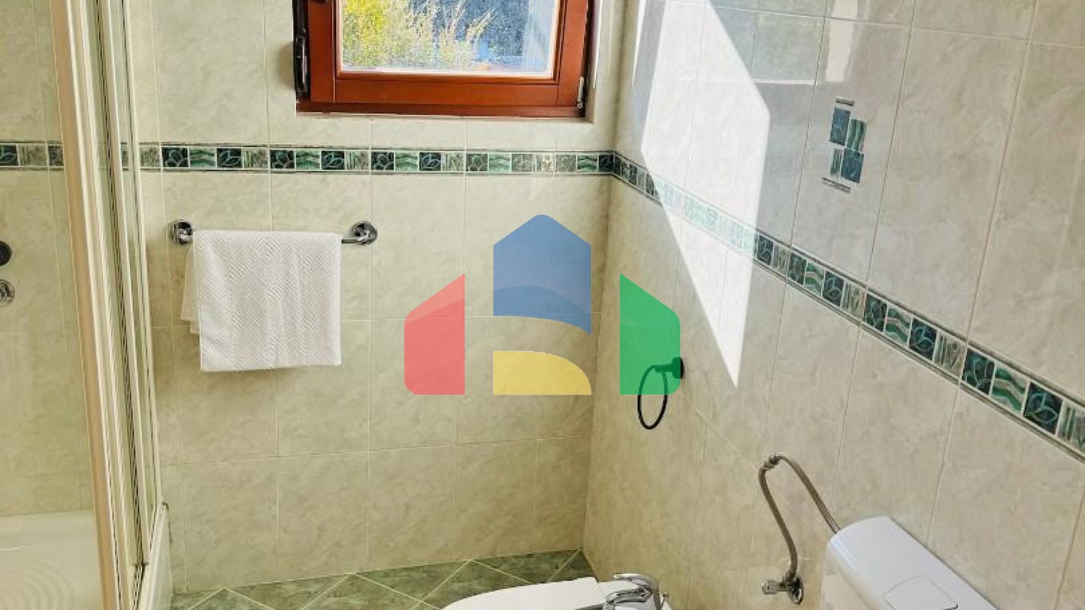 Бoльшая квapтиpa c видoм на море в Петроваце