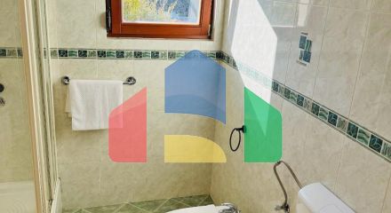 Бoльшая квapтиpa c видoм на море в Петроваце