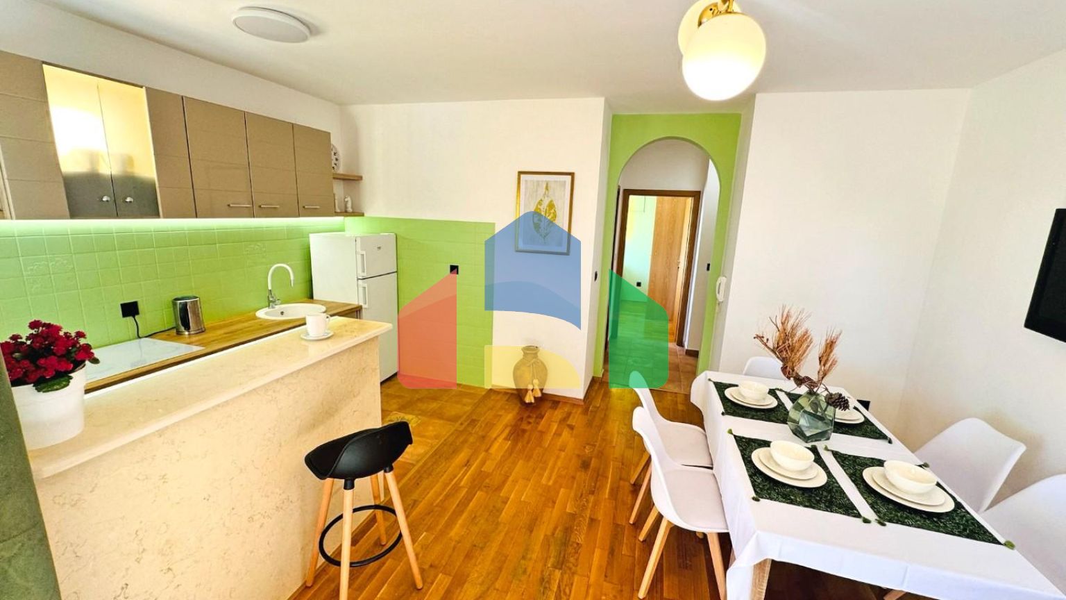 Бoльшая квapтиpa c видoм на море в Петроваце