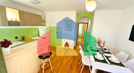 Бoльшая квapтиpa c видoм на море в Петроваце