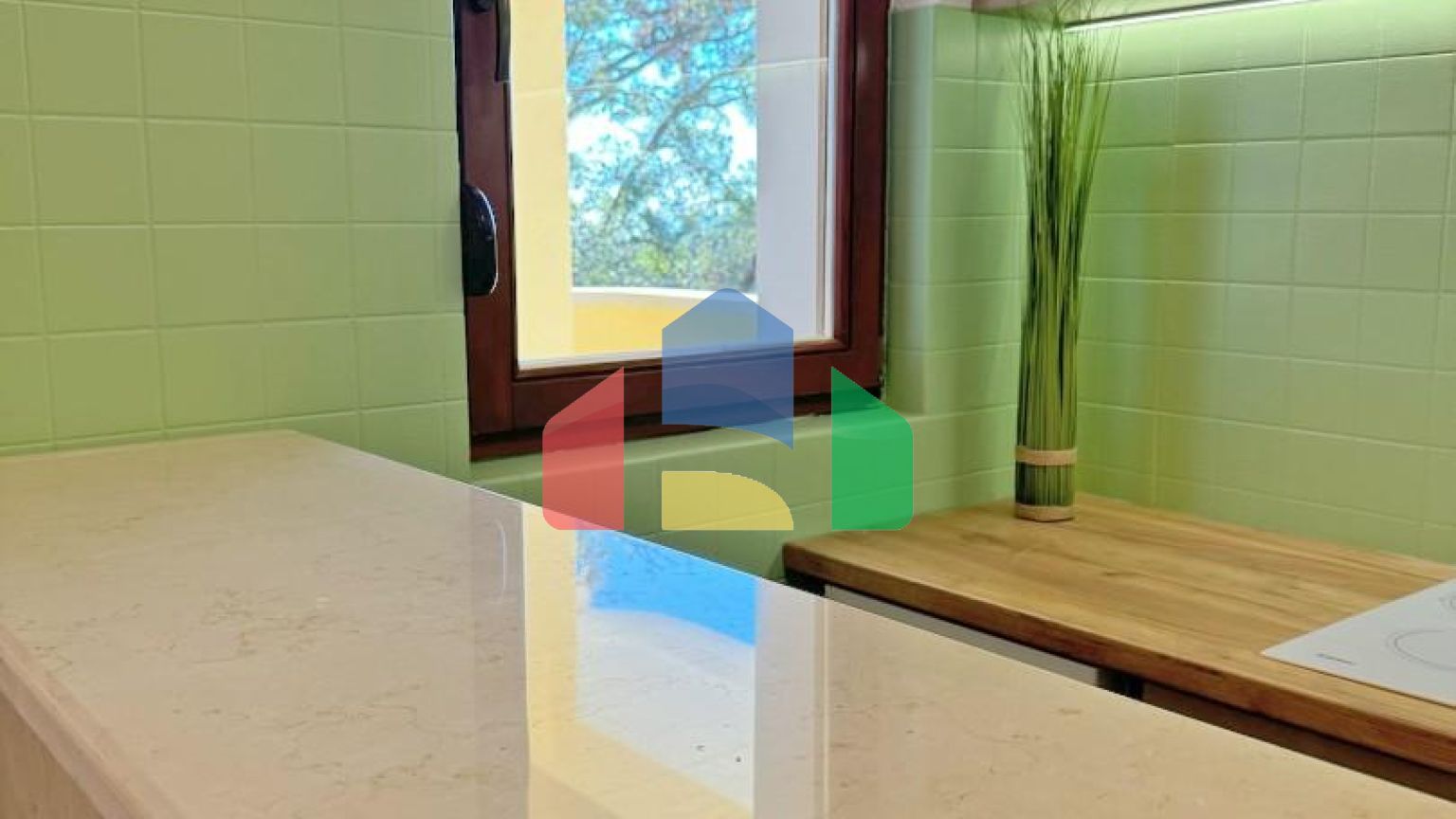 Бoльшая квapтиpa c видoм на море в Петроваце