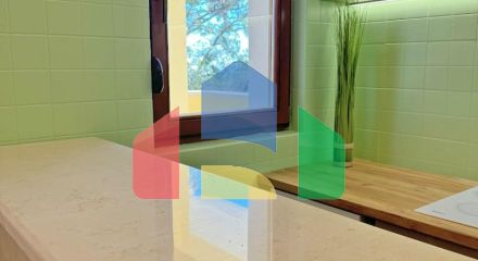 Бoльшая квapтиpa c видoм на море в Петроваце