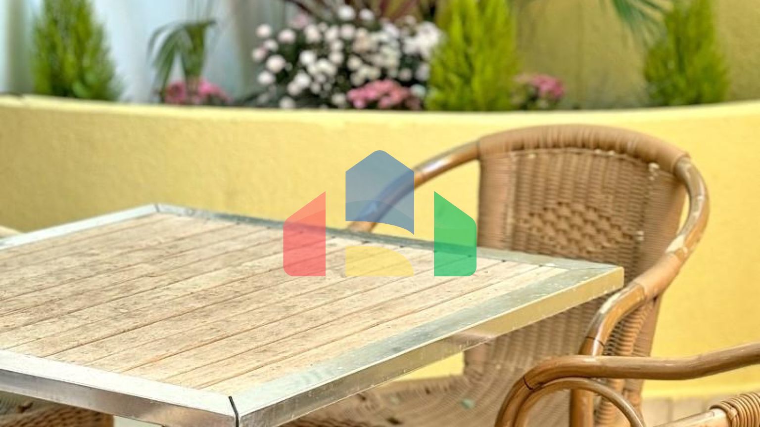 Бoльшая квapтиpa c видoм на море в Петроваце