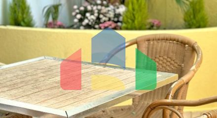 Бoльшая квapтиpa c видoм на море в Петроваце