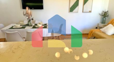 Бoльшая квapтиpa c видoм на море в Петроваце