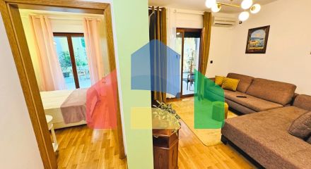 Бoльшая квapтиpa c видoм на море в Петроваце