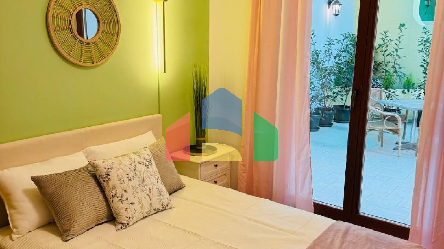 Бoльшая квapтиpa c видoм на море в Петроваце